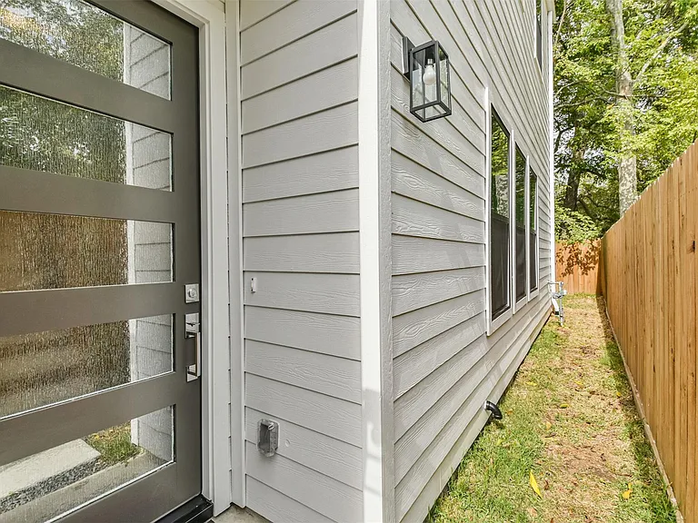810 Mansfield St — Photo 7