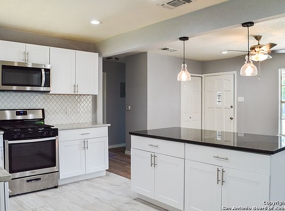 4th image of 302 Luxemburg Dr