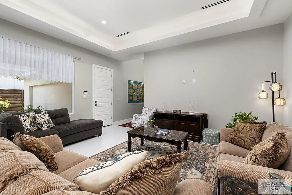 4 bed, 3.5 bath, 2000 sqft, $3,100 — Photo 3