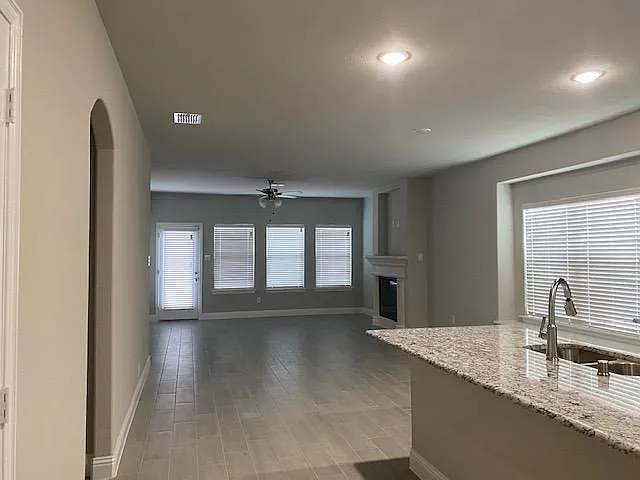 215 Jacaranda Dr — Photo 2