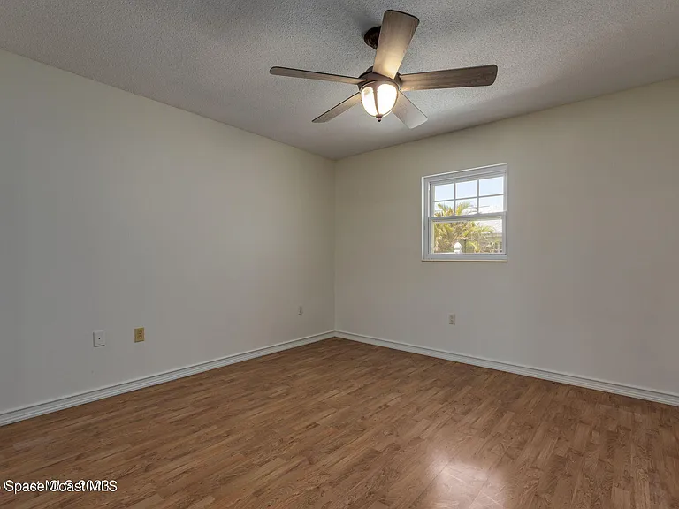 302 Emerald Pl E — Photo 20