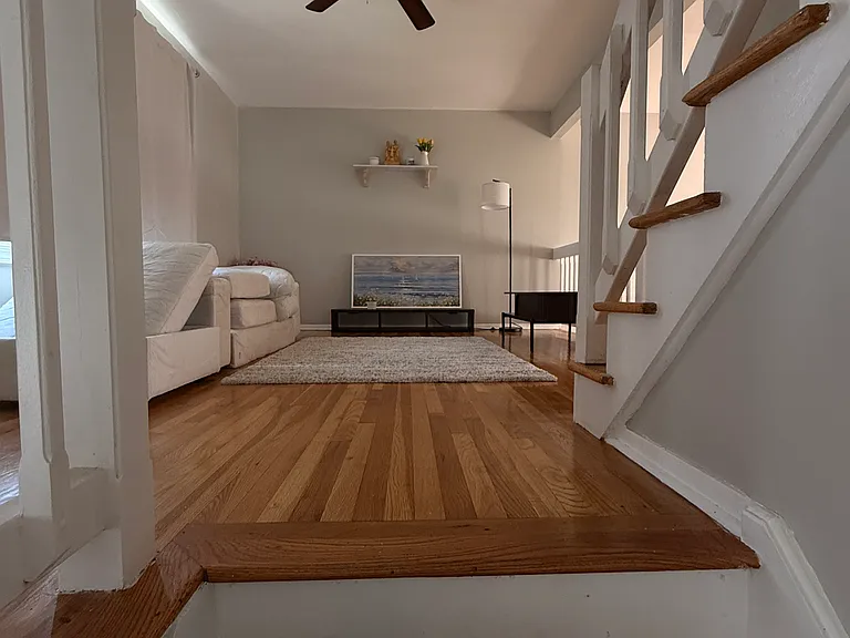32 Waverly Dr W — Photo 2
