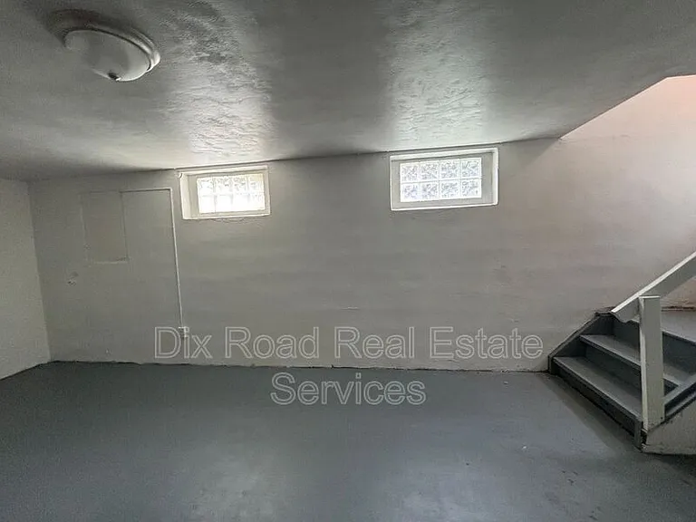1927 Burroughs Dr — Photo 35