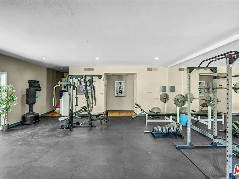 2222 N Beachwood Dr #302 — Photo 37