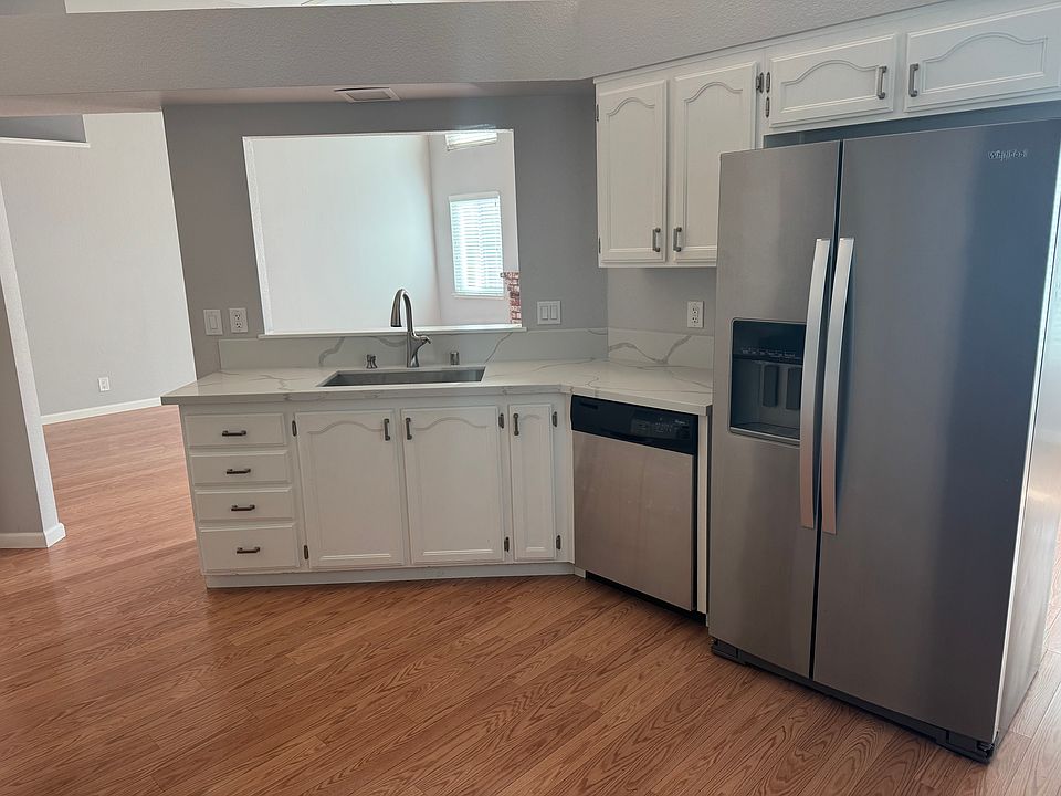 1st image of 570 Daffodil Dr