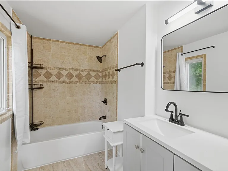 709 N Pryor St — Photo 17