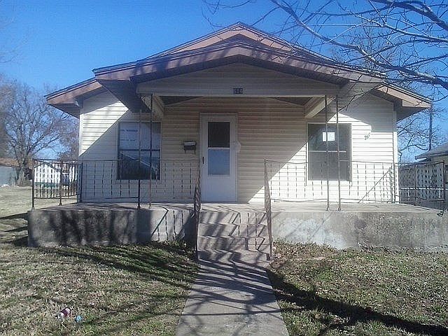 1st image of 614 N E St
