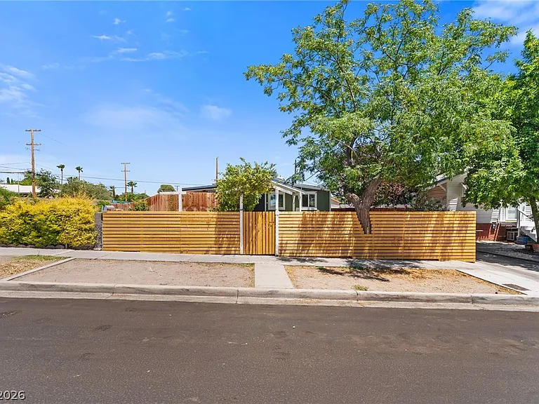 605 L Ave — Photo 2