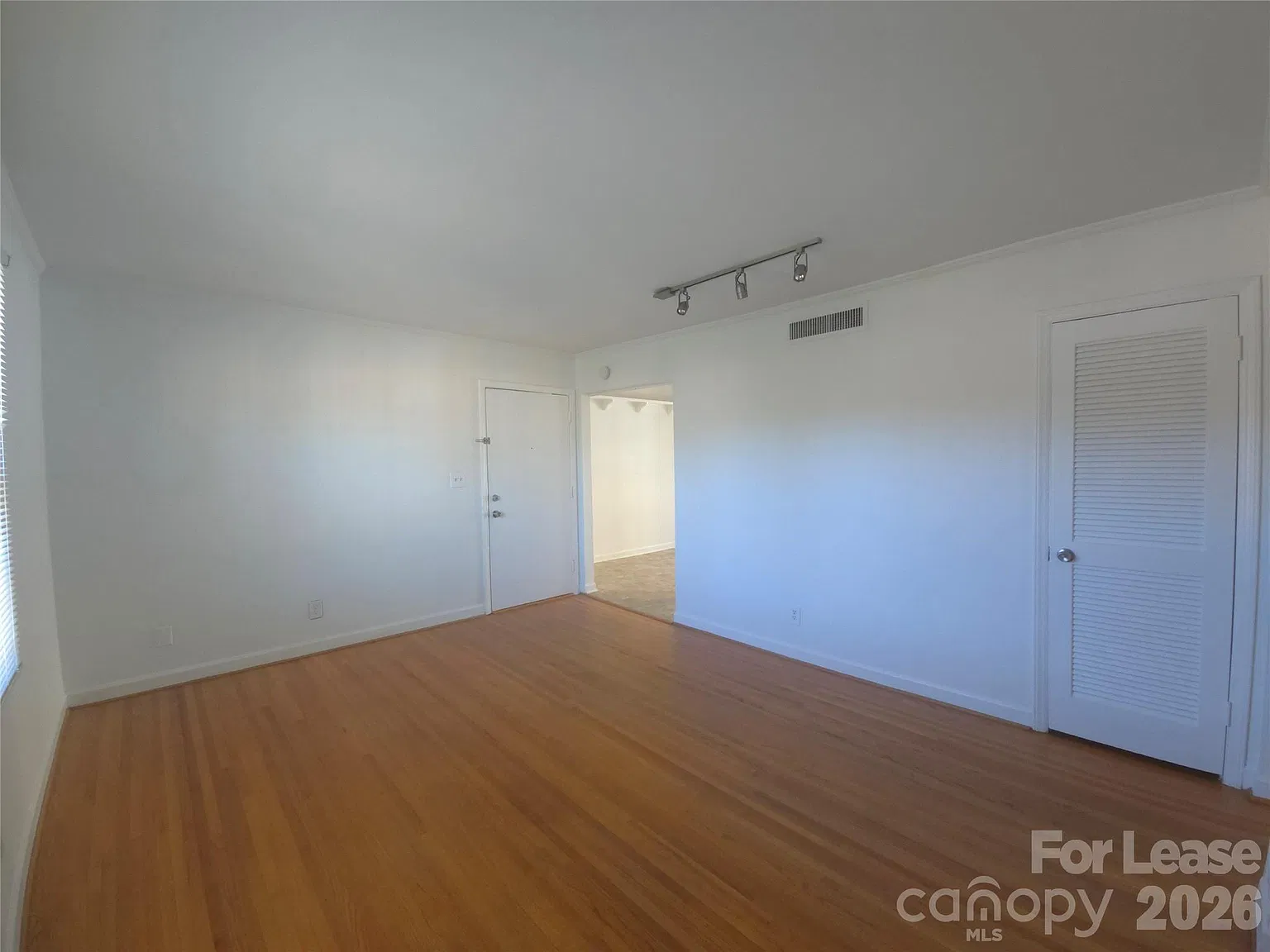 2 bed, 1.0 bath, 880 sqft, $1,350 — Photo 4