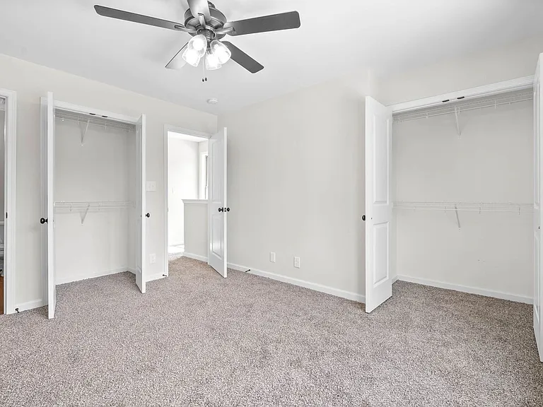 Greenwood Ave - 925 — Photo 17