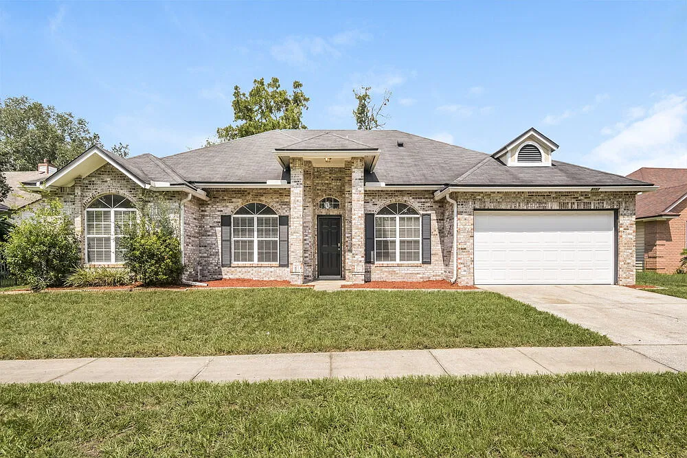 3 bed, 2.0 bath, 1947 sqft, $2,080 — Photo 1