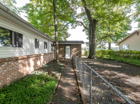 2434 N Peterson Dr, Sanford, MI 48657