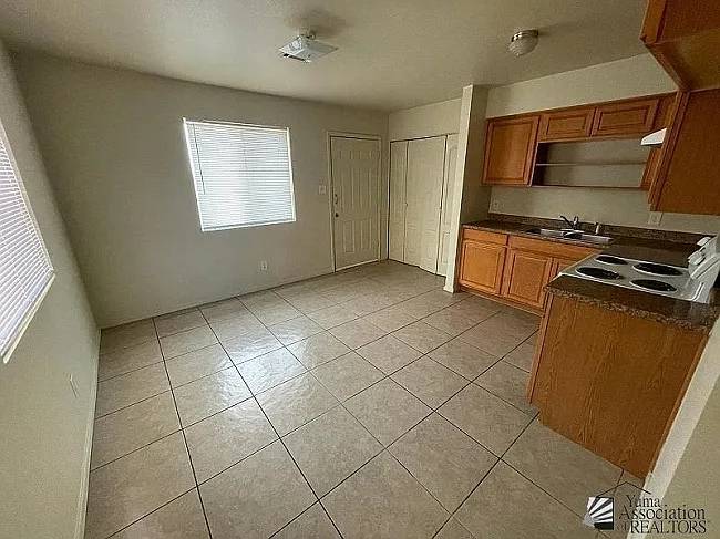 3 bed, 972 sqft, $1,300 — Photo 4