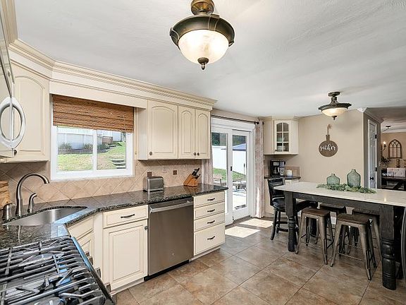 4th image of 704 Rose Ln