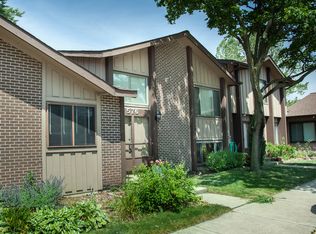 576 Forum Dr, Roselle, IL 60172