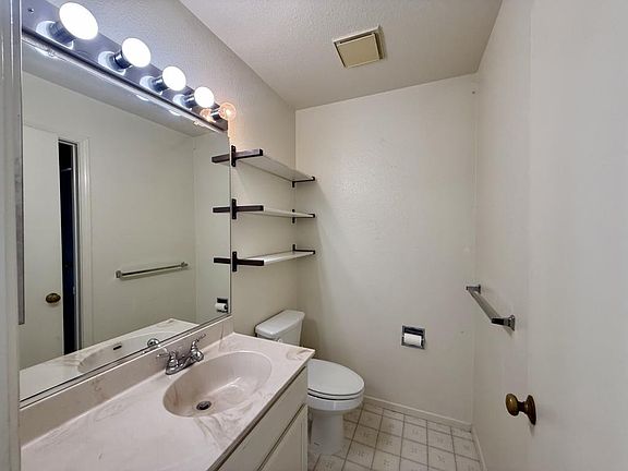 4th image of 407 N 1st Ave