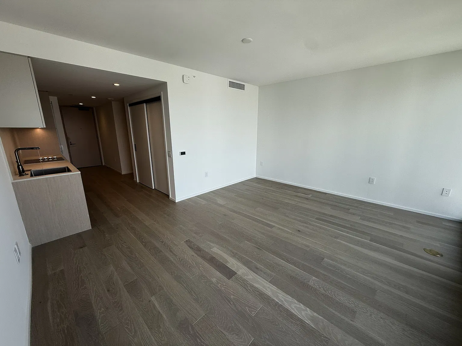Studio, 490 sqft, $3,100 — Photo 4