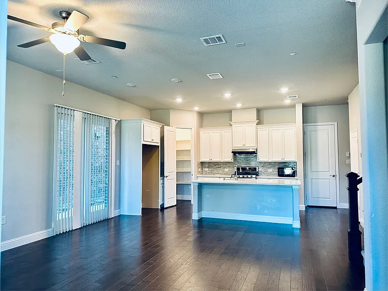 1307 Bailey Ln — Photo 3