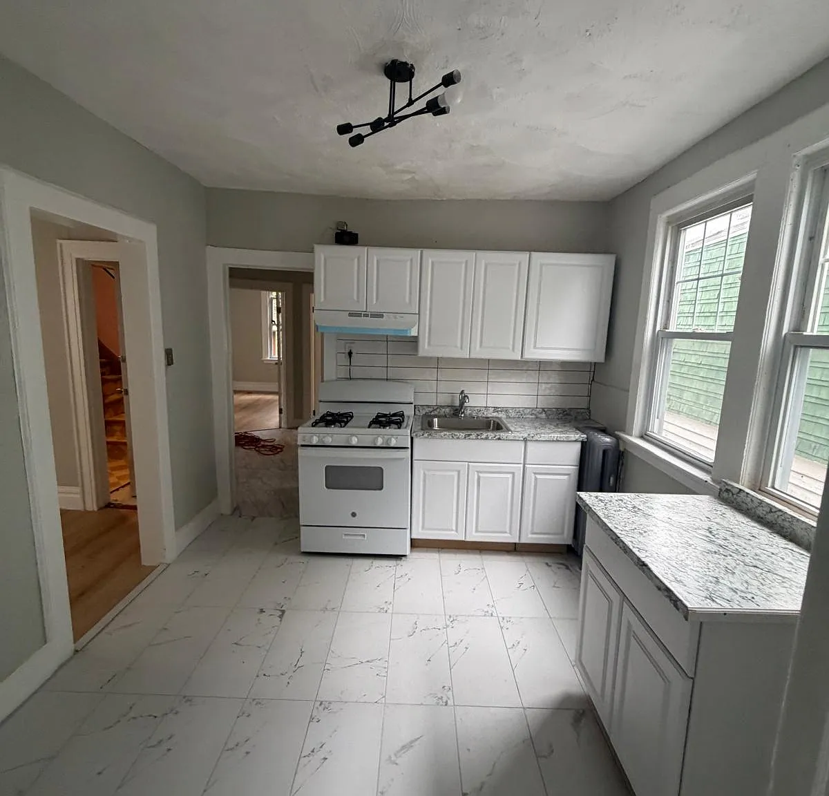 3 bed, 1200 sqft, $1,999 — Photo 2