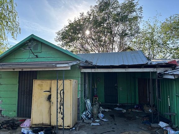 4th image of 415 Iturbide St