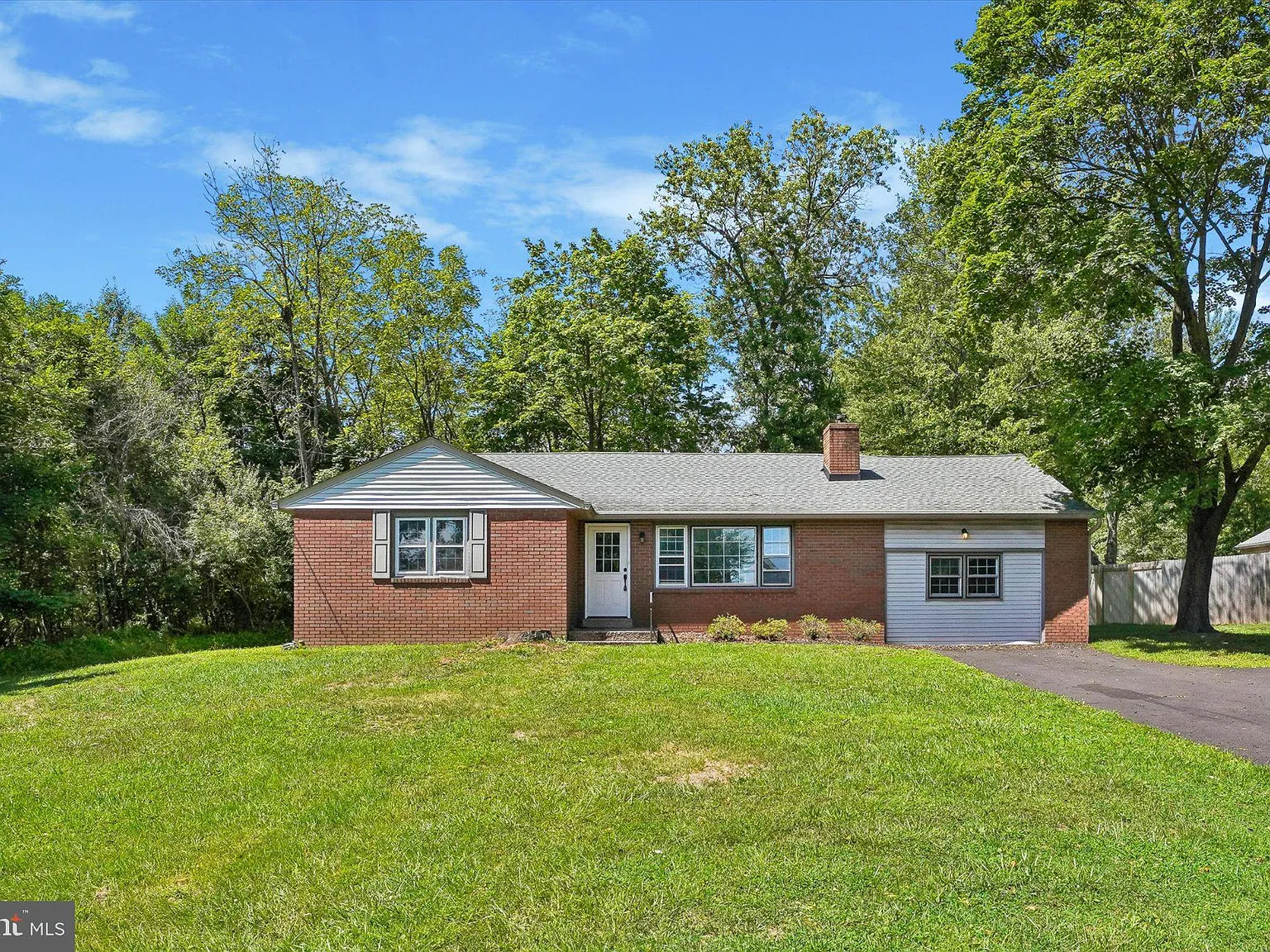 3 bed, 2.0 bath, 2066 sqft, $2,790 — Photo 2