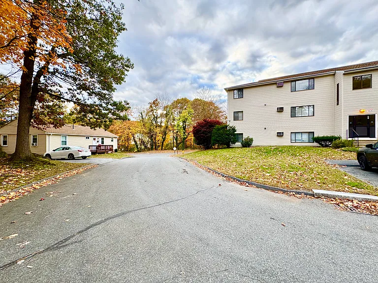 433 Sunderland Rd #E — Photo 11