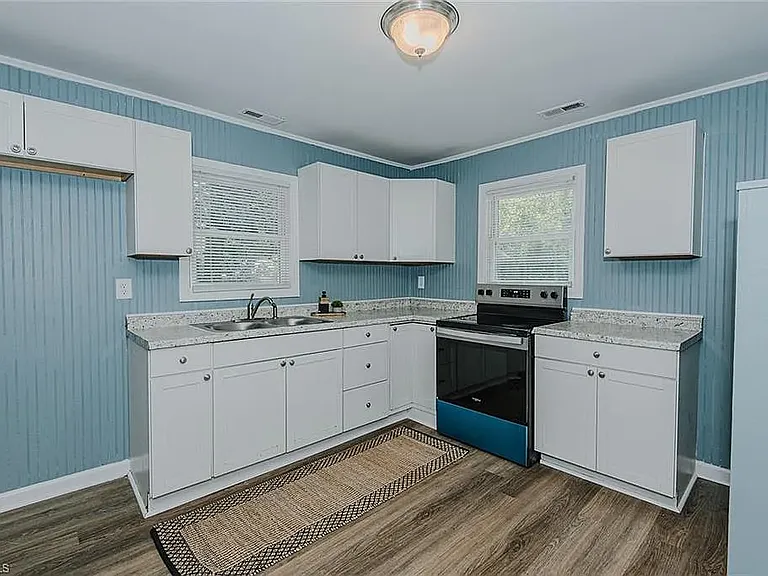 1425 Marion St — Photo 7