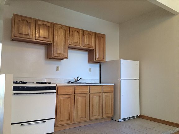5th image of 460 Carlton Ave