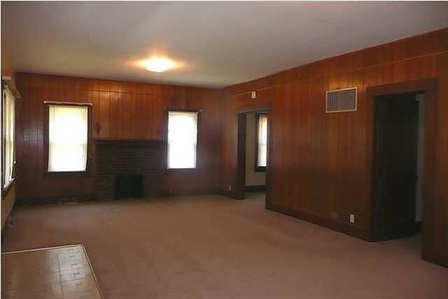 2nd image of 219 N Oak St