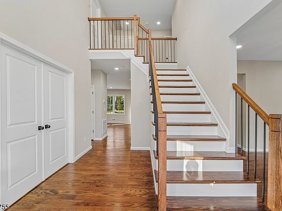 3rd image of 6 Chamberlain Ln