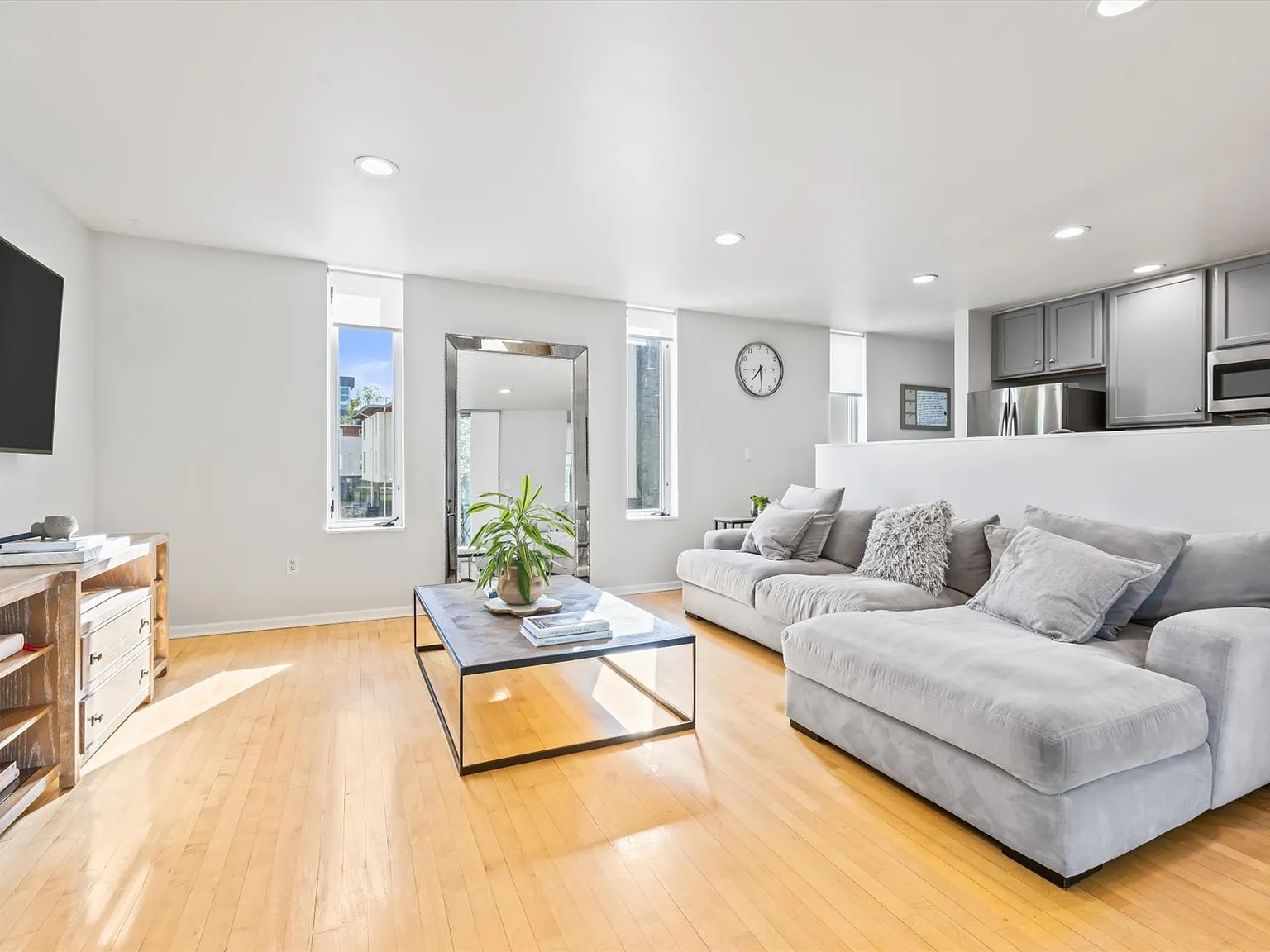 2 bed, 1.5 bath, 1381 sqft, $2,895 — Photo 3
