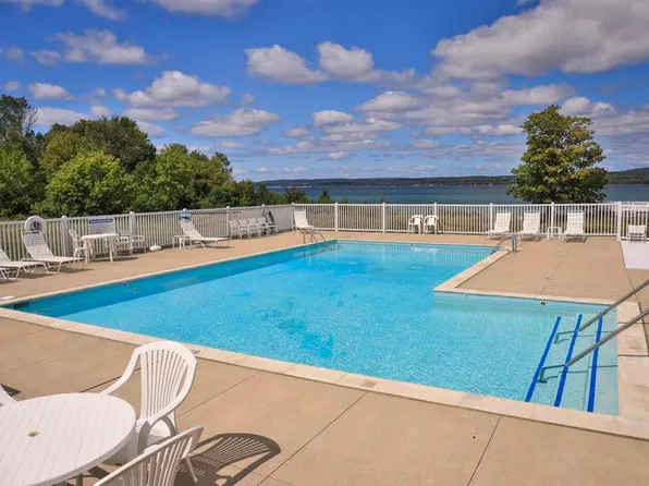 1340 Little Traverse Bay Dr APT 5, Petoskey, MI 49770
