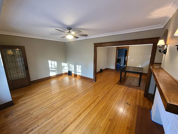 Oak hardwood floors in the living and dinning rooms.