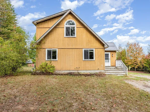 1119 El Camino Grande Dr, Lake Isabella, MI 48893