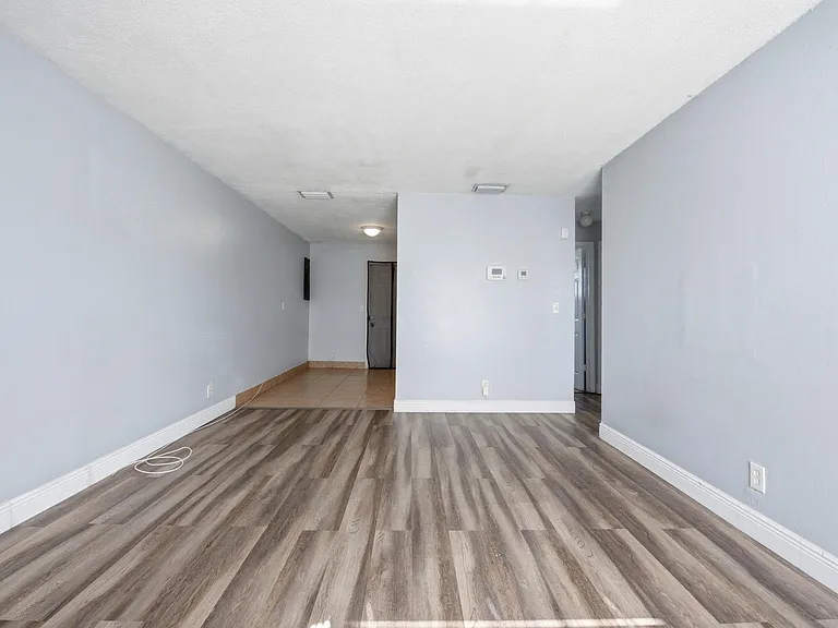 2001 A E Isaacs Ave #2007 — Photo 19