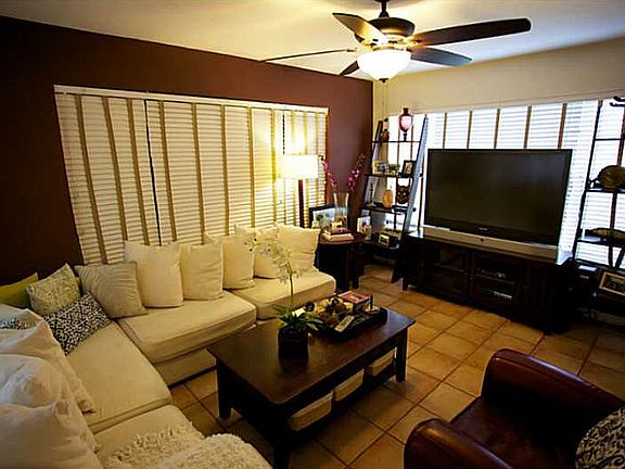 GEM l 3b/2b gorgeous kitchen, pool & detached 2 car garage