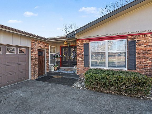 3rd image of 902 6th Ave SE