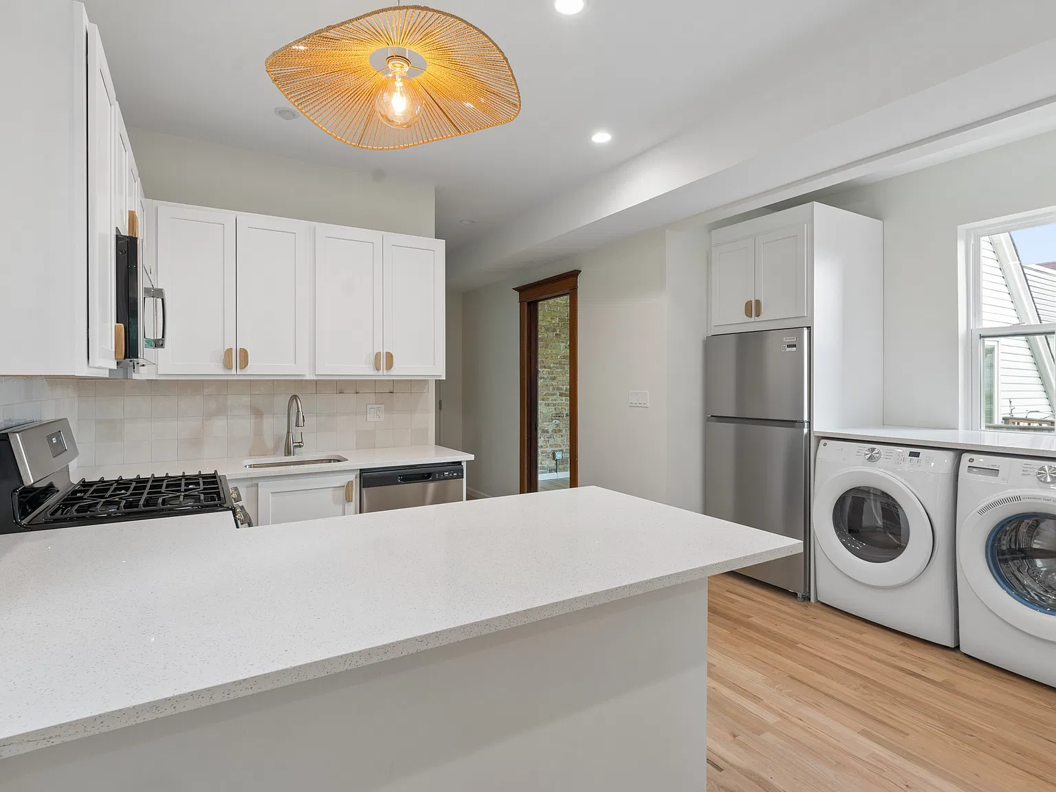 2 bed, 800 sqft, $2,200 — Photo 1