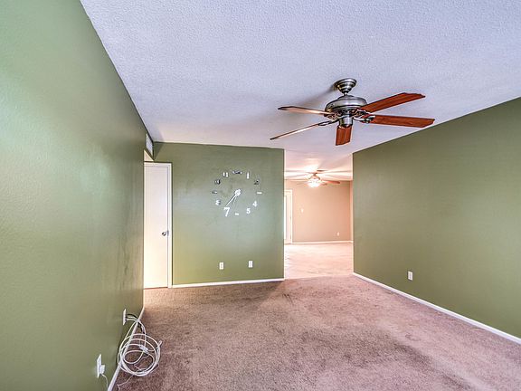 4th image of 3001 W Hartford Dr