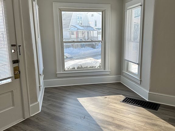 2nd image of 118 W Brown Ave #118