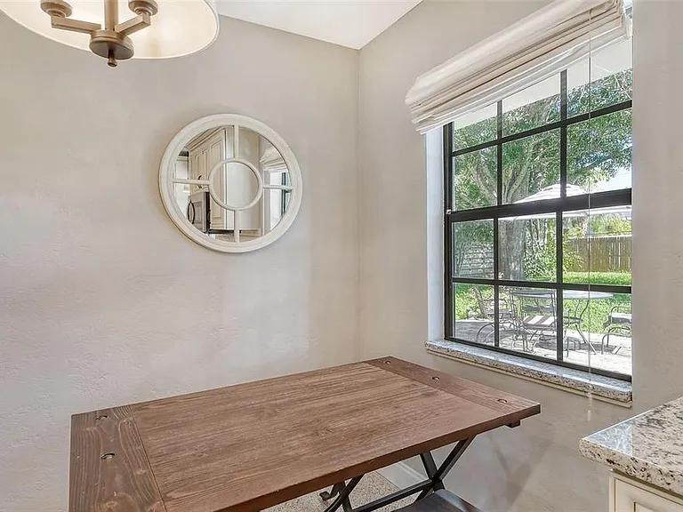 2309 Lynn St — Photo 13