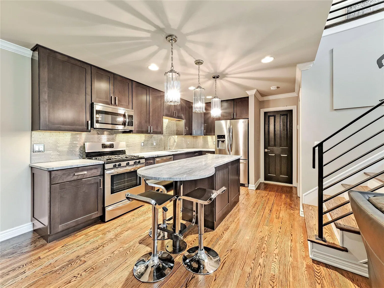 2 bed, 2.0 bath, 1300 sqft, $4,250 — Photo 3