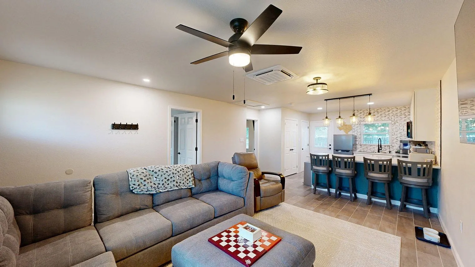 2 bed, 2.0 bath, $6,652 — Photo 2