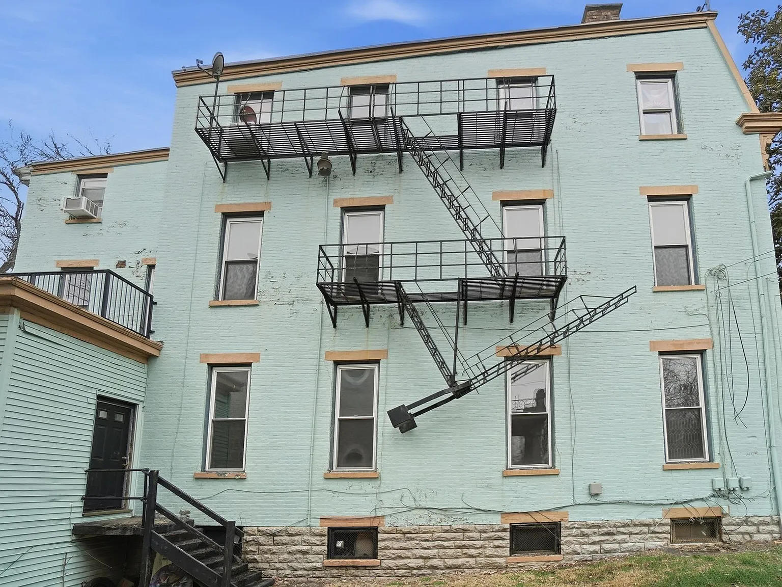 Historic 1 Bed With Hardwood Floors — Photo 2