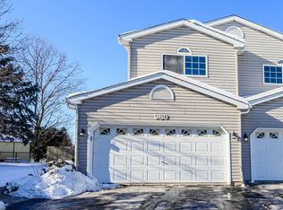 960 Apple Ct, Aurora, IL 60505