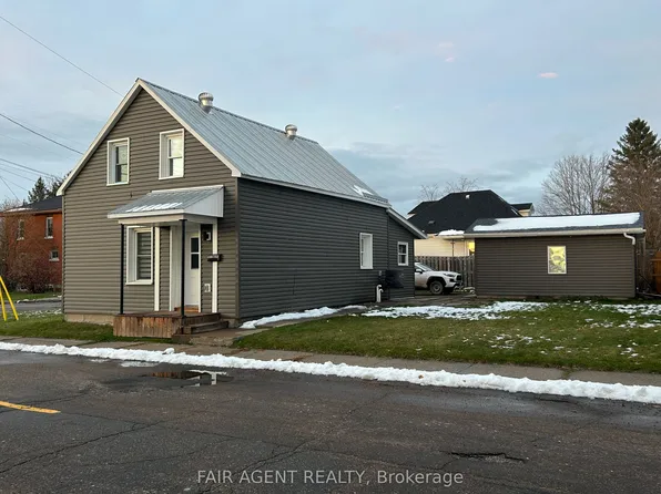 81 Bank St S, Renfrew, ON K7V 2E7