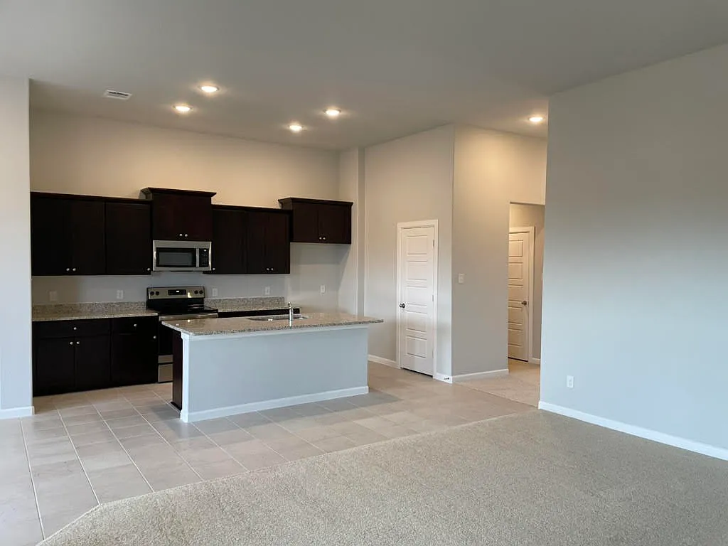 3 bed, 1711 sqft, $2,475 — Photo 4