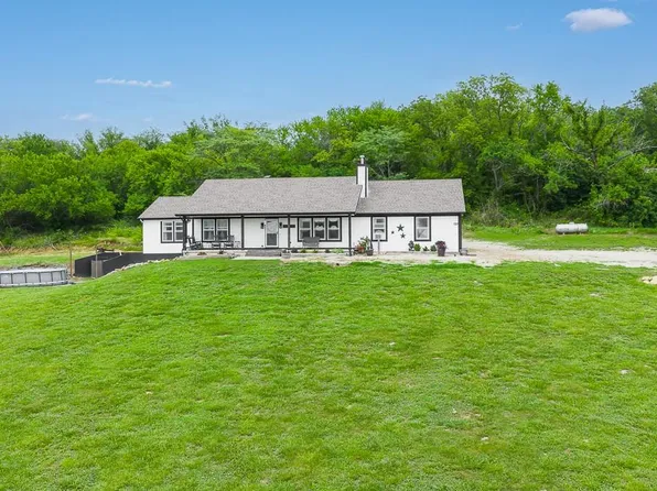 25372 Metro Ave, Tonganoxie, KS 66086