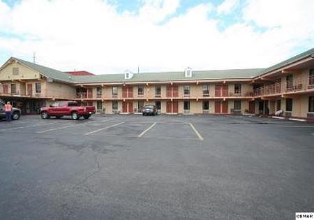 1st image of 3229 Parkway