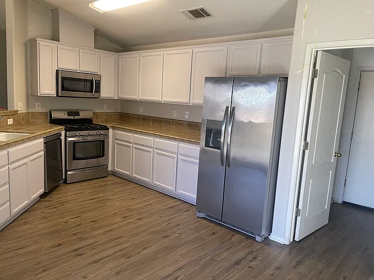 515 Lexington Ave — Photo 3